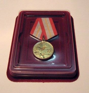 Медаль кедровая Подарочная упаковка + 3 рюмки